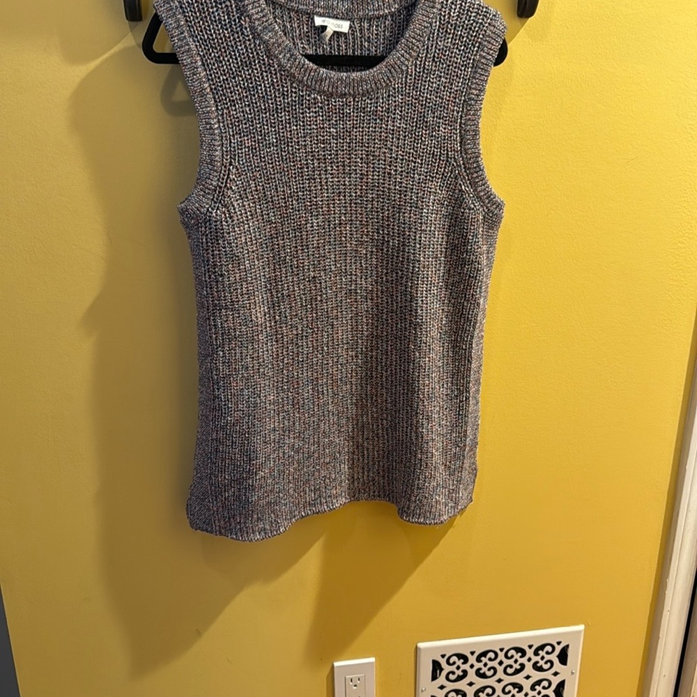 Multi Color Sleeveless Knit Top
Size XL
18 inches pit to pit    27 inches long